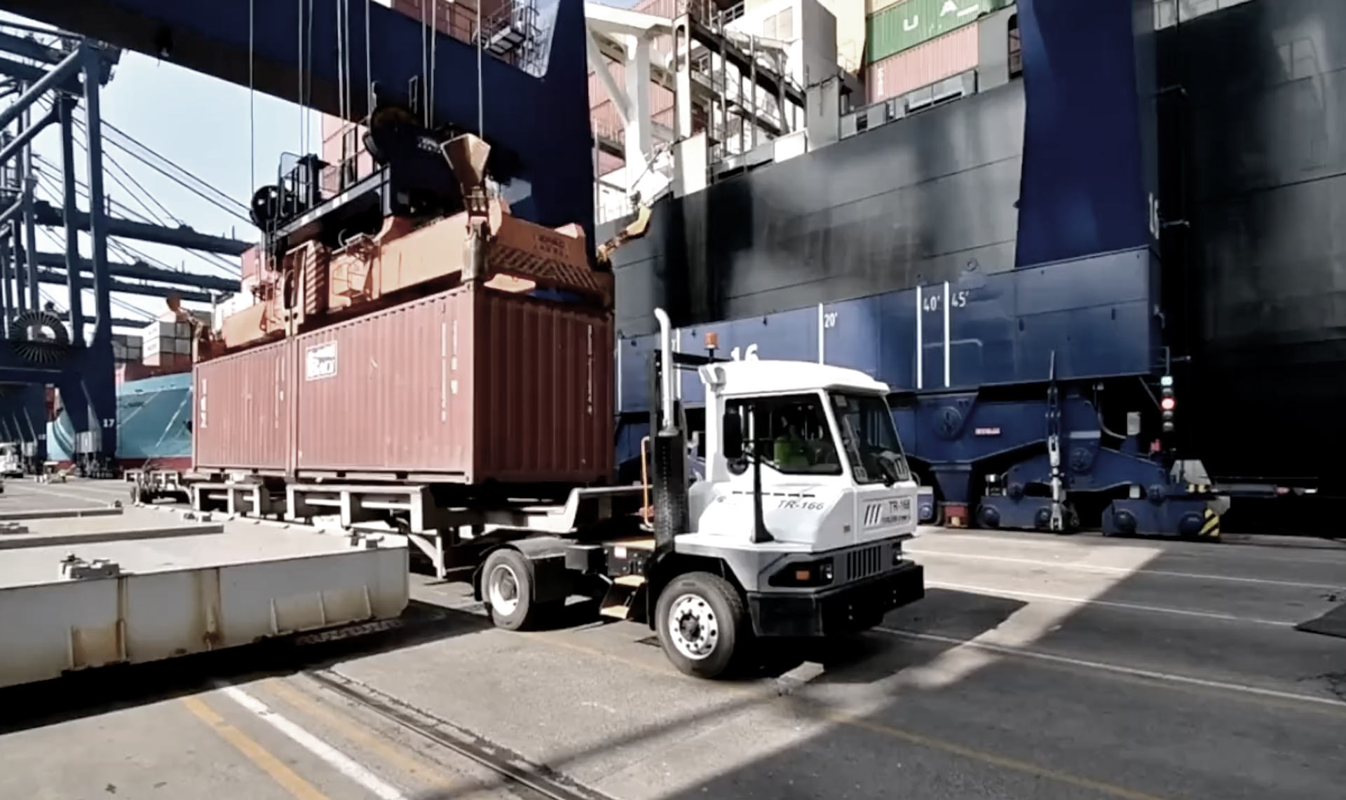 Terminal Tractors & Yard Trucks